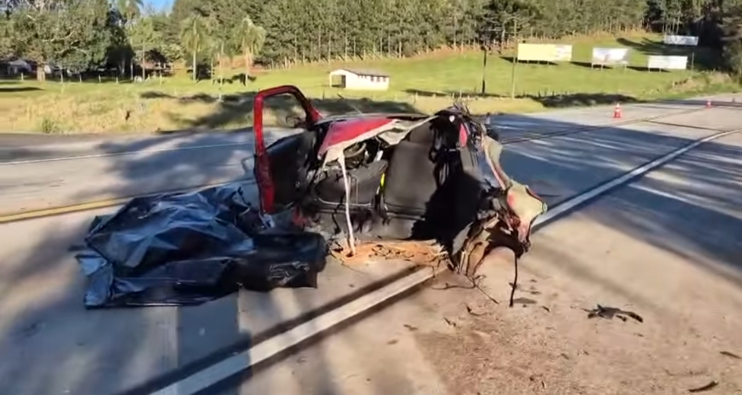 🚨 Carro partiu ao meio em acidente na PR-280 no Paraná.