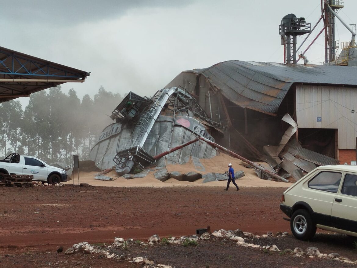 🚨Desabamento de silo mobiliza bombeiros em Mamborê.