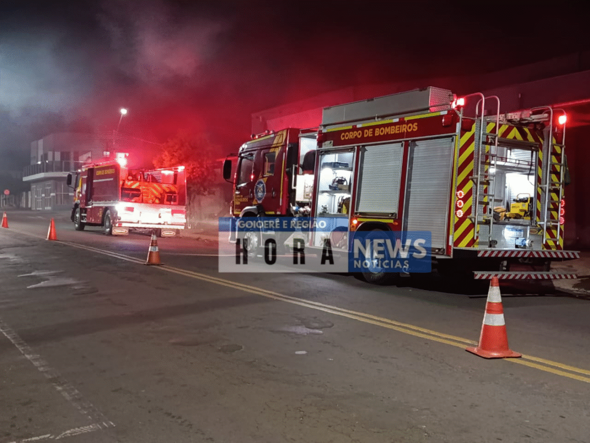 🚨 Incêndio destrói boa parte de antigo mercado no Jardim Primavera, em Goioerê.🚨