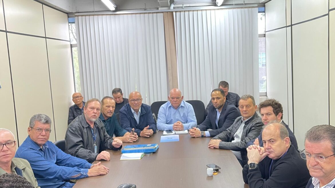 Prefeito Pedro Coelho participa de reunião no Instituto Água e Terra para tratar de limites territoriais