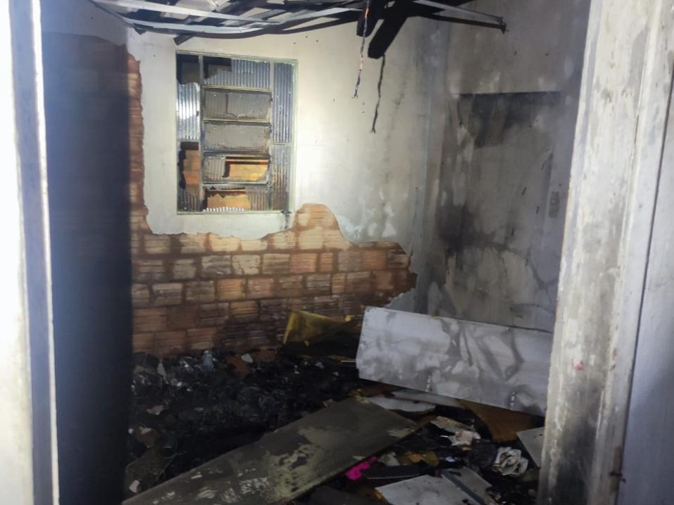 Umuarama: Homem apanha de moradores ao tentar roubar TV e volta para atear fogo na casa