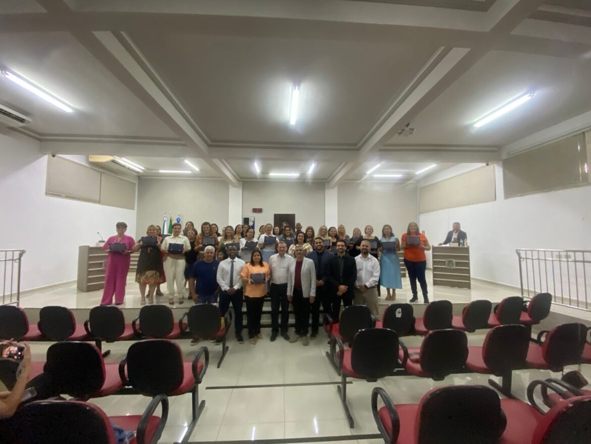 Prefeito Pedro Coelho prestigia homenagem a professores na Câmara Municipal