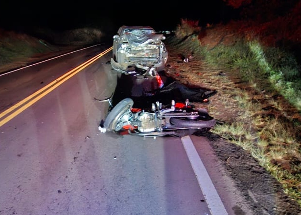 Motorista tenta ultrapassagem, bate em moto e deixa vítima fatal