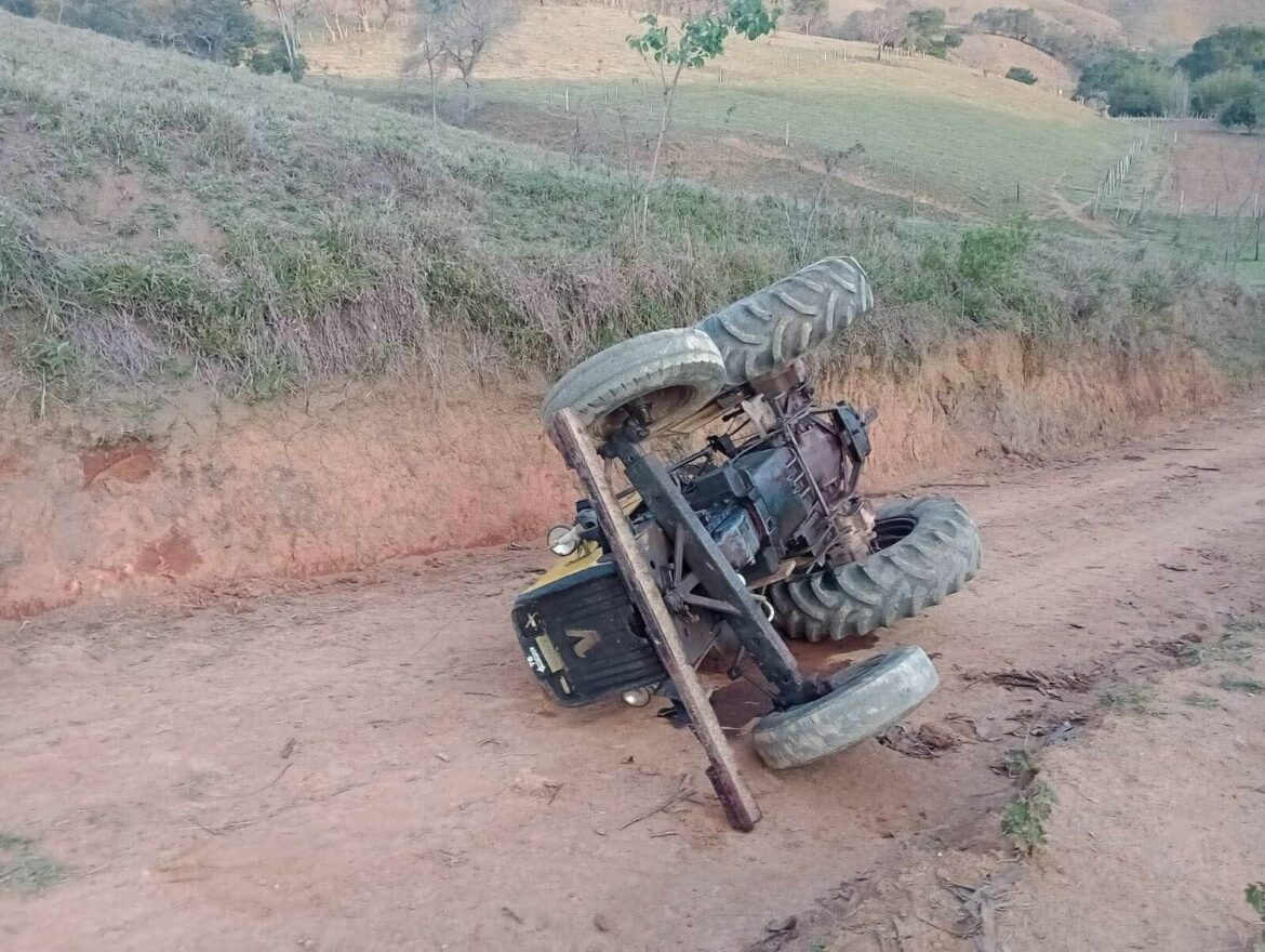 Homem morre após trator tombar. esposa relata ter ouvido buzina antes do acidente.