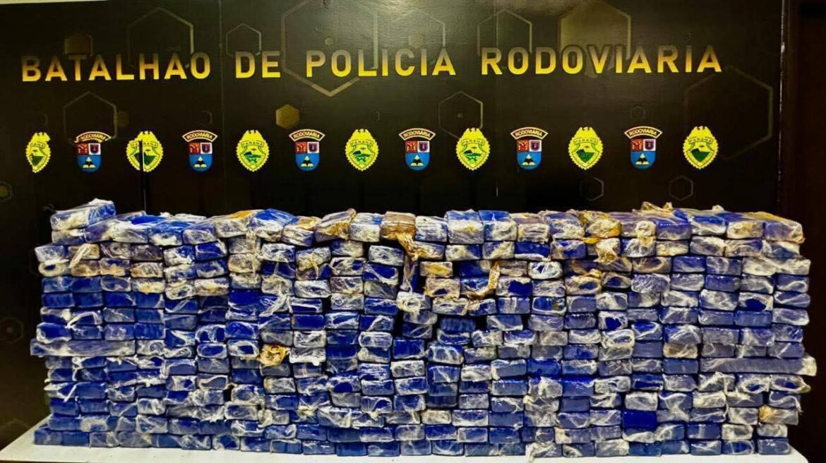 CASAL PARAGUAIO É PRESO TRANSPORTANDO 228 KILOS DE MACONHA NA PR-317 EM PEABIRU.