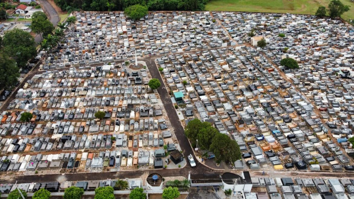 Administração Municipal inicia melhorias nos cemitérios para o Dia de Finados