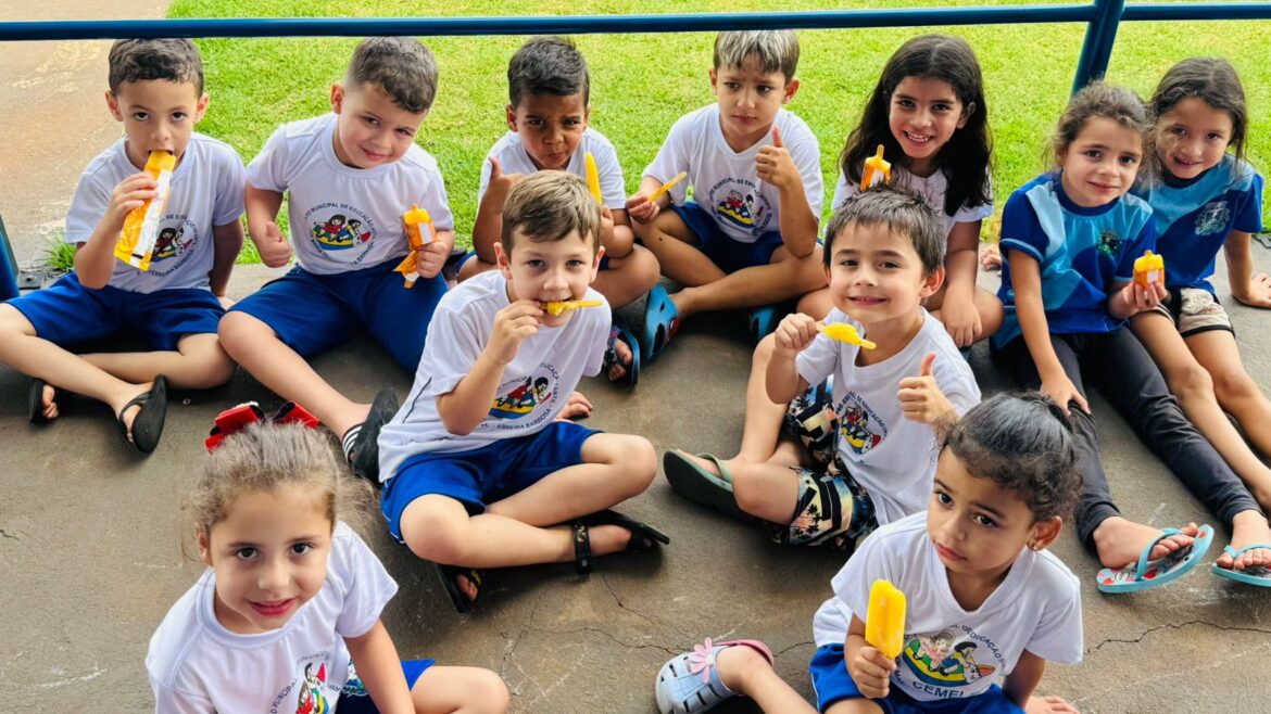 Governo Municipal celebra o dia das crianças com picolés de frutas naturais na merenda escolar