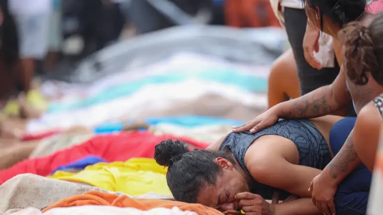 Moradores levam mais de 50 corpos para praça do Rio um dia após operação mais letal da cidade