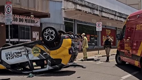 Viatura da Polícia Militar capota e atropela jovem em patinete elétrico durante ocorrência em Toledo