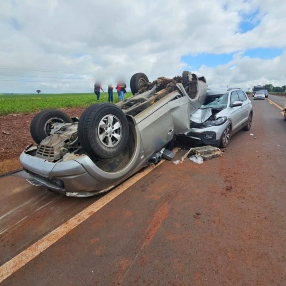 CAMINHONETE CARREGADA COM DROGAS CAPOTA DURANTE FUGA E ATINGE CARRO DE FAMÍLIA NA PR-239