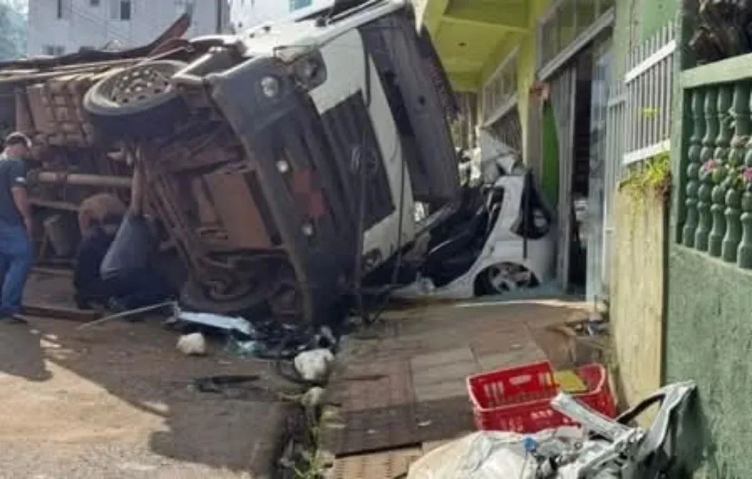 CAMINHÃO DESGOVERNADO ATINGE VEÍCULOS ESTACIONADOS.