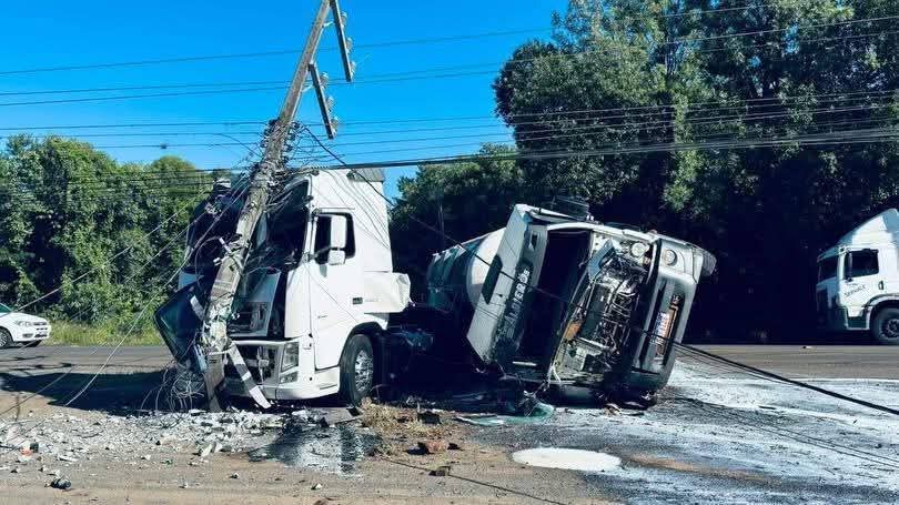 Caminhão tomba após colisão e vítima é socorrida pelo SAMU