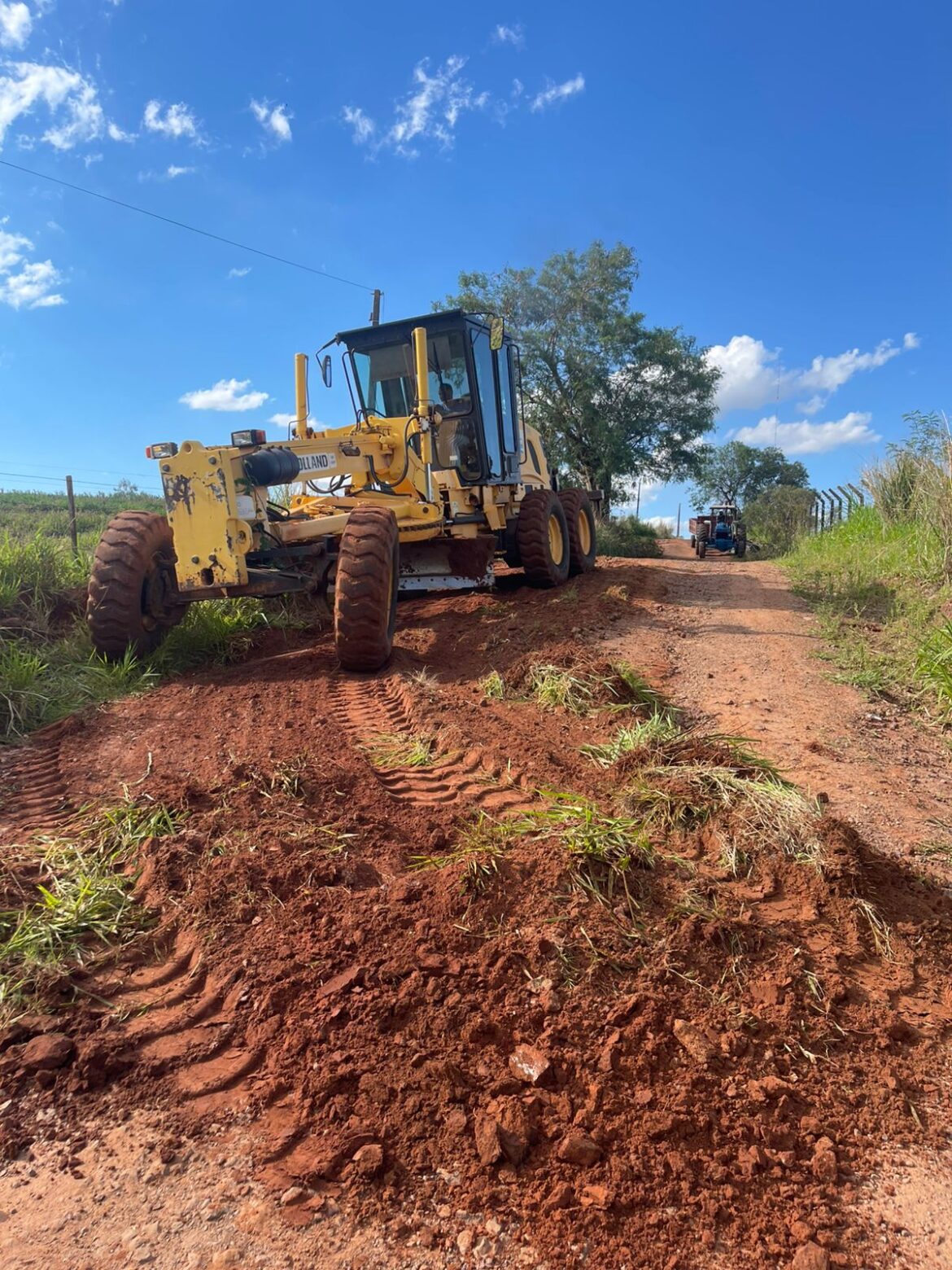 Governo Municipal realiza readequação na Estrada Rural Água Bela