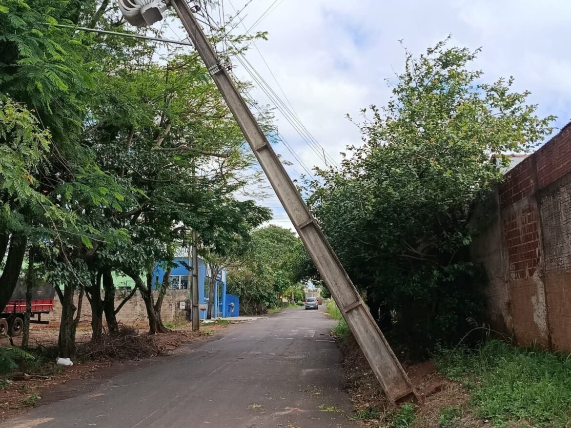 Poste cai e deixa bairro sem energia há quase 24 horas em Goioerê