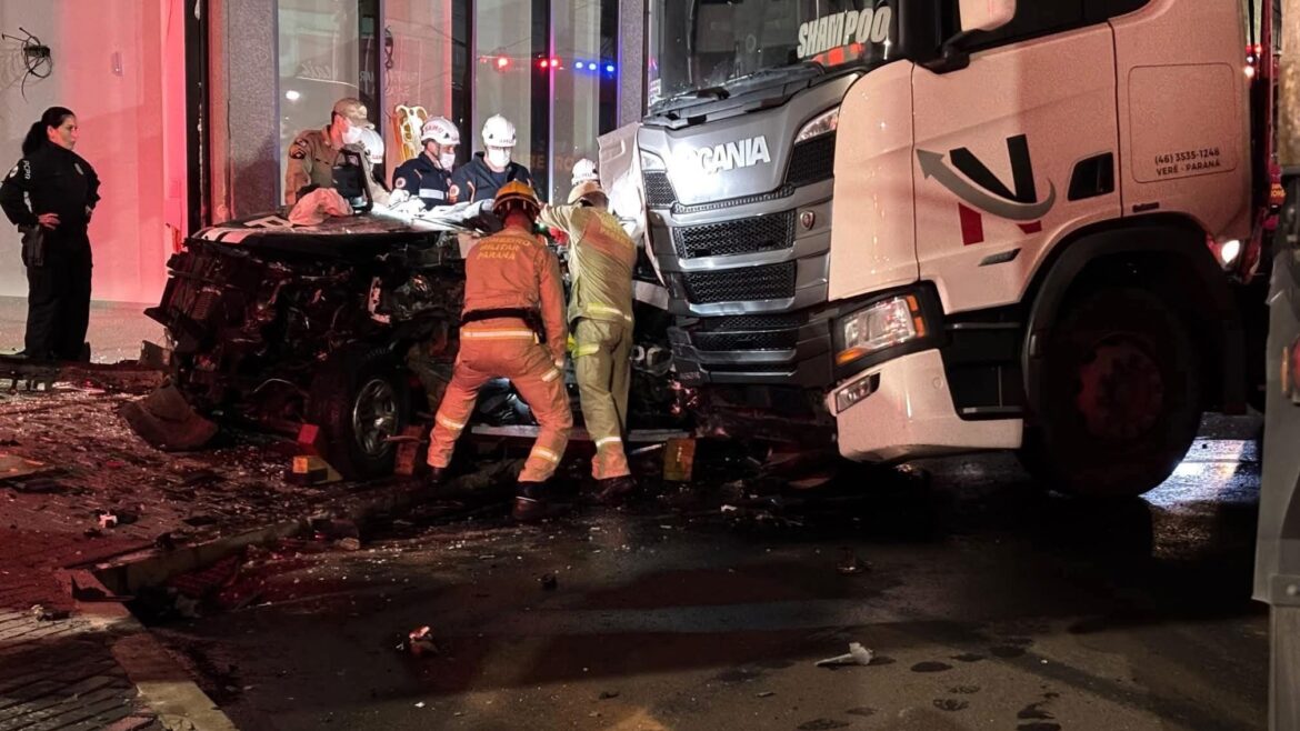 Colisão entre caminhão e carro da Polícia Civil deixa feridos no Paraná