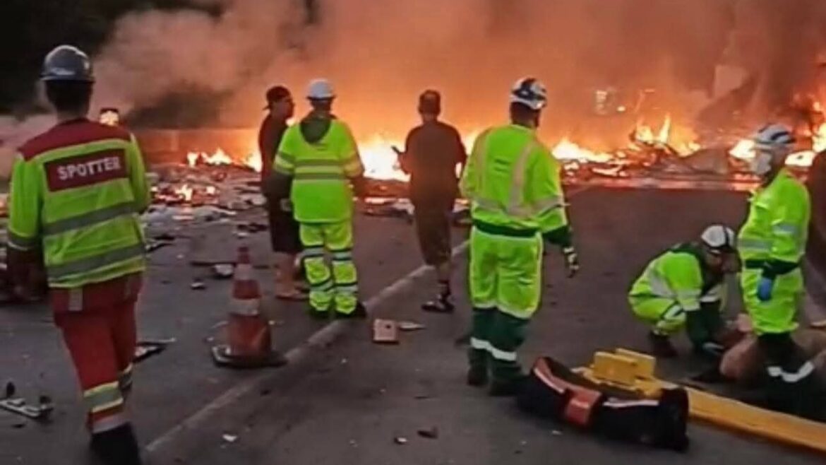 ENGAVETAMENTO ENTRE DUAS CARRETAS E VAN INTERDITA BR-376 EM GUARATUBA