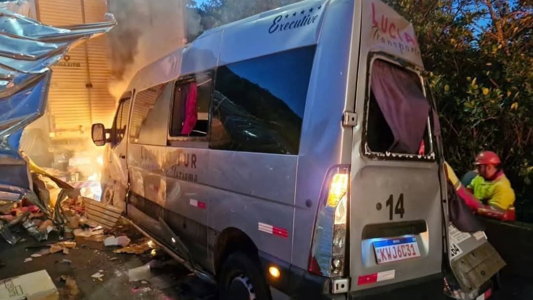 Família de Prudentópolis que viaja de van para visitar o parque Beto Carreiro se envolve em grave acidente