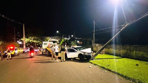 VEÍCULO COLIDE CONTRA POSTE NA AVENIDA MOISÉS LUPION, EM GOIOERÊ