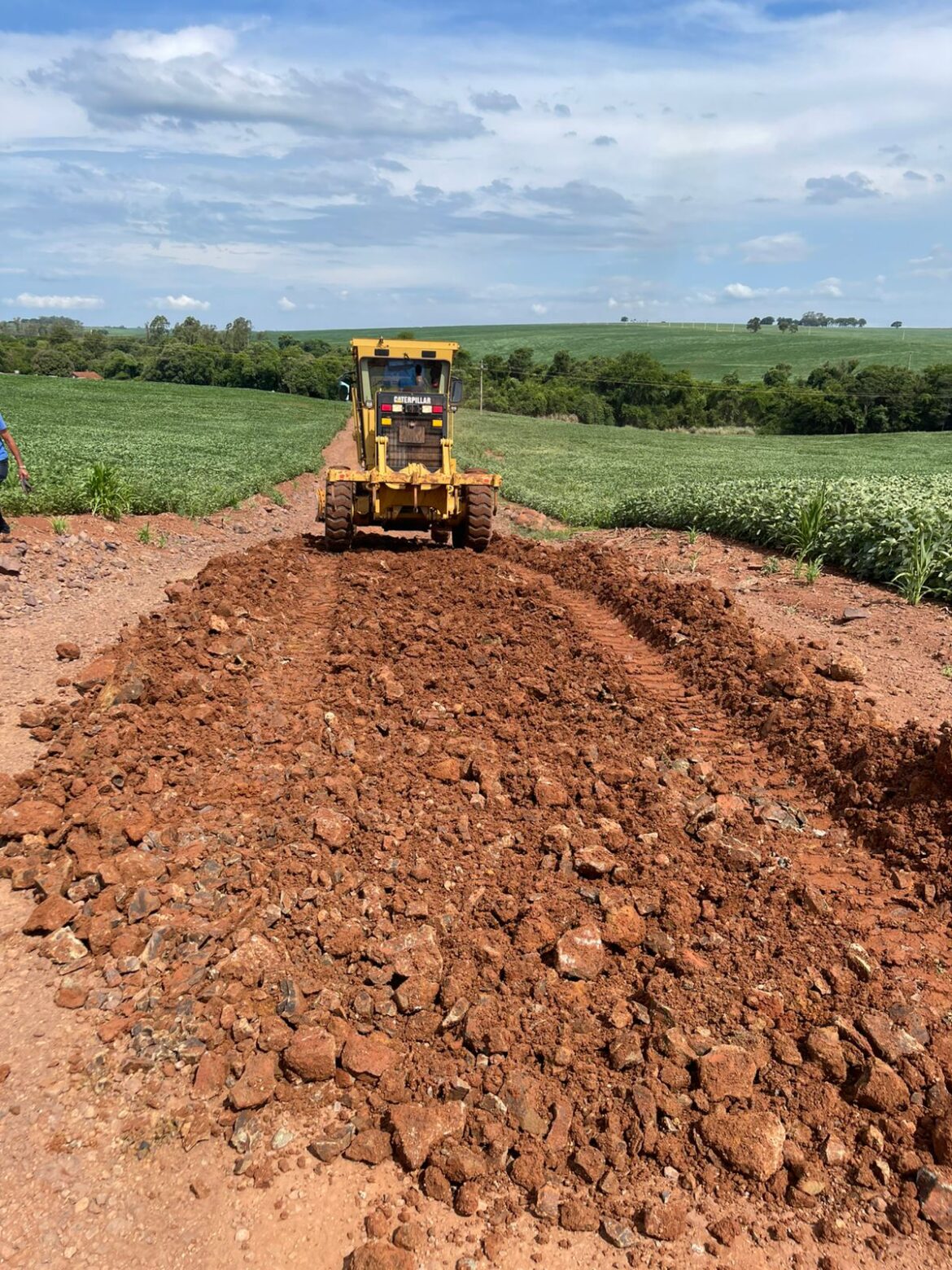Readequação, Cascalhamento e Limpeza de Entulhos no Jardim Universitário