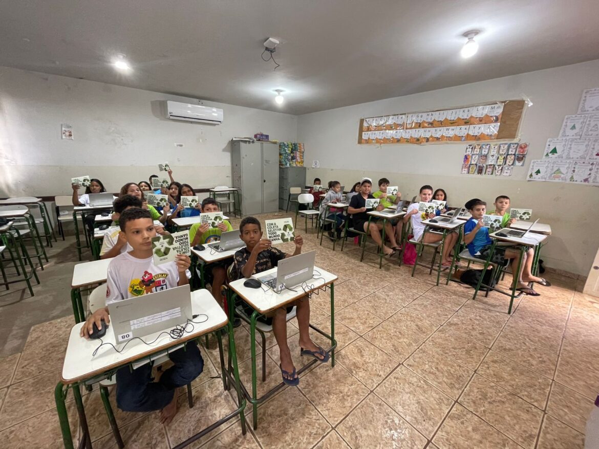 A Secretaria de Agricultura, Meio Ambiente e Recursos Hídricos de Goioerê realizou na tarde de ontem (09), a distribuição de panfletos informativos sobre a coleta seletiva aos alunos da Rede Municipal de Ensino.