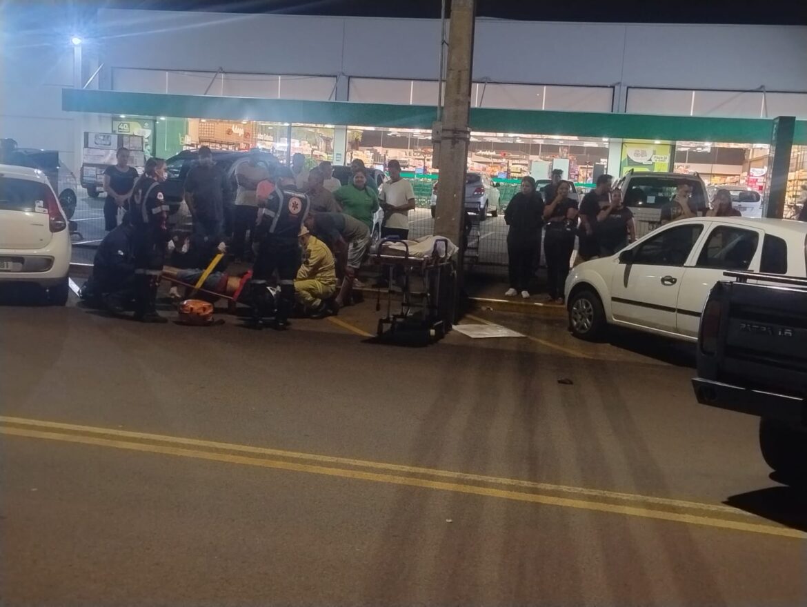 Acidente no centro de Goioerê deixa motociclista ferido.