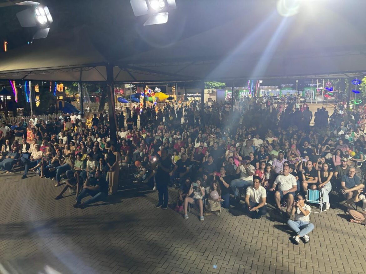 Programação de Natal reúne multidão em praça para assistir a espetáculos do Projeto CREER e da Escola Adventista.