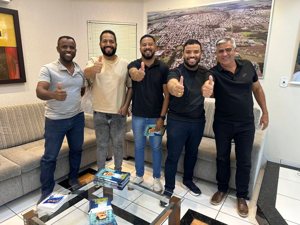 ASSESSOR PARLAMENTAR DANCLEY HERBERT VISITA CÂMARA MUNICIPAL E SE REÚNE COM VEREADORES.