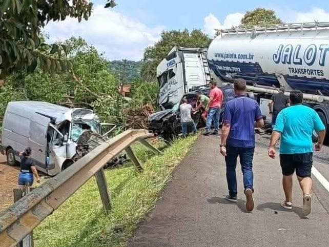 🚨🚨Motorista de van morre após grave acidente com três veículos na BR-277