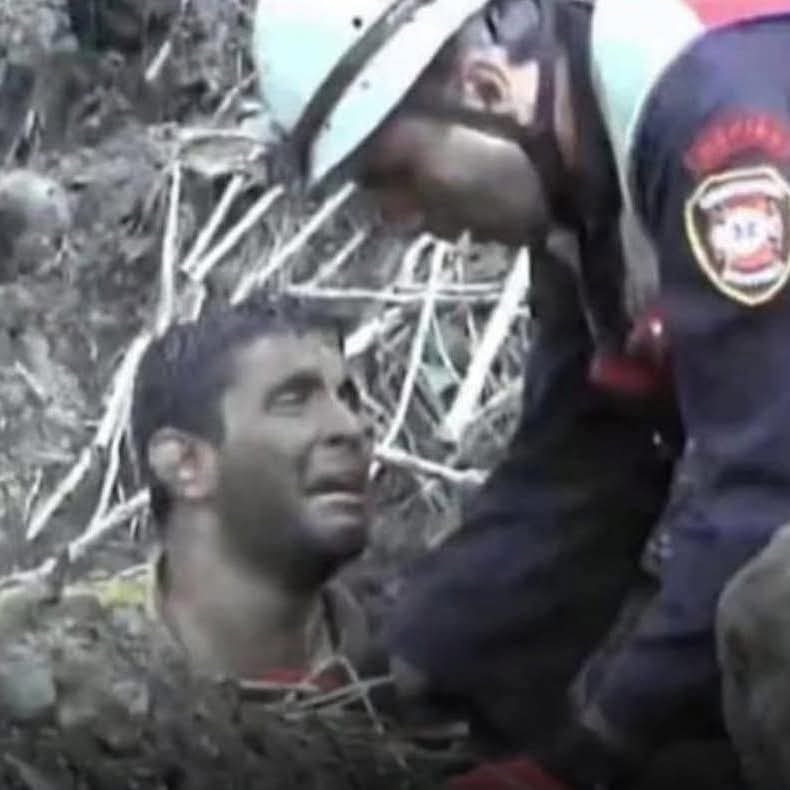 UM PAI SOTERRADO, PEDIDNDO PARA NÃO SER TIRADO!