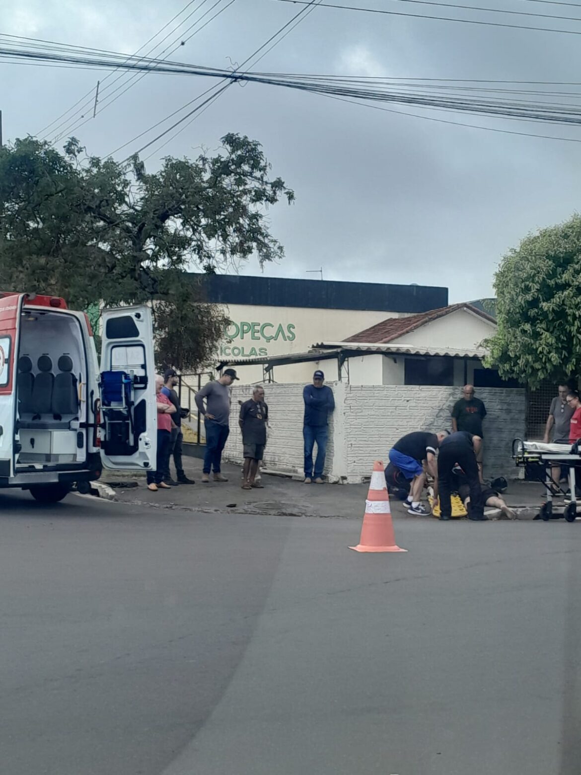 🚨 Colisão entre carro e moto deixa jovem ferido no centro de Goioerê