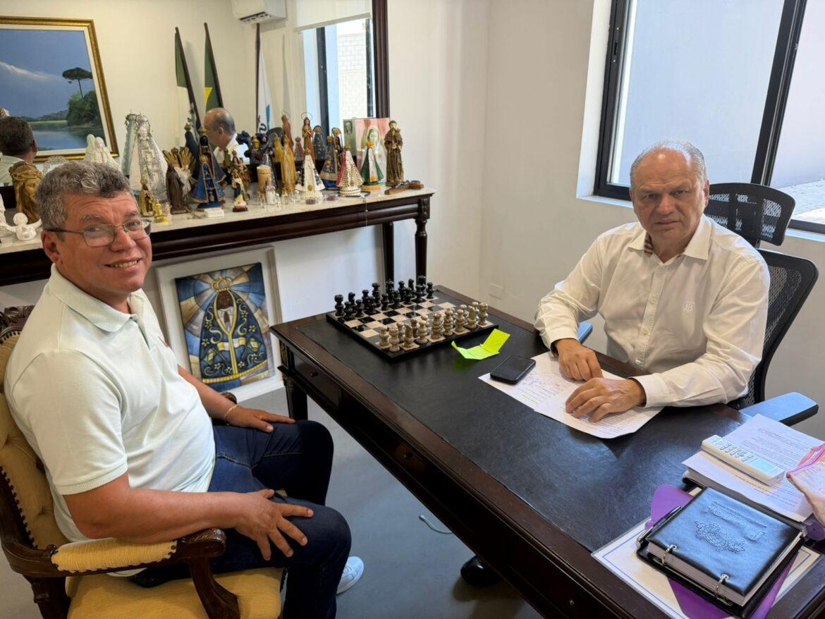 VICE PREFEITO BRITO DA SAUDE MANTEM ENCONTRO COM DEPUTADO FEDERAL RICARDO BARROS NA PAUTA RECURSOS PARA SANTA CASA