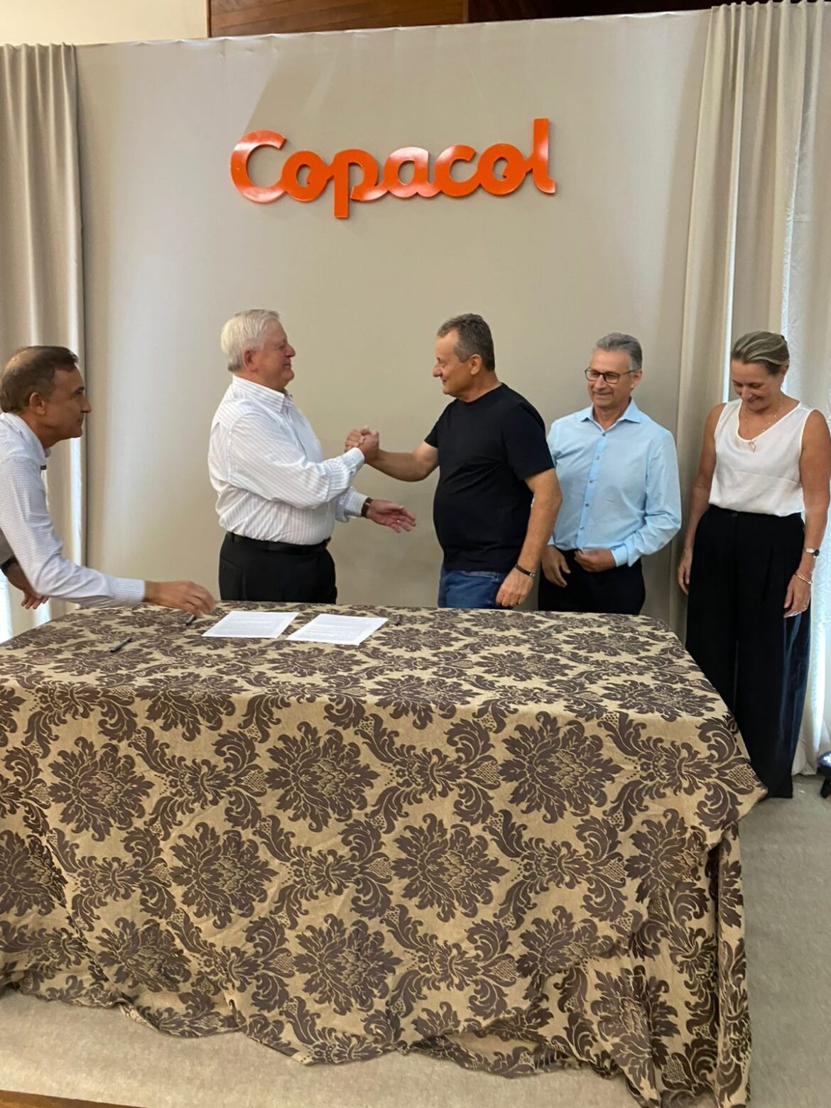 Prefeito Pedro Coelho participa em Cafelândia da assinatura dos contratos de Apoio Cultural 2026 com a Copacol