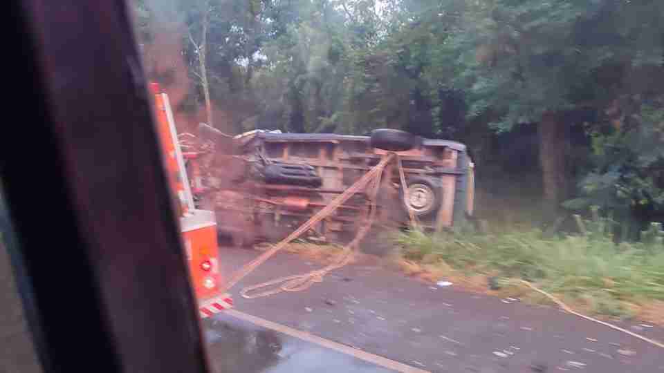 Van com pacientes se envolve em acidente com caminhão na BR-369 e trânsito é interditado