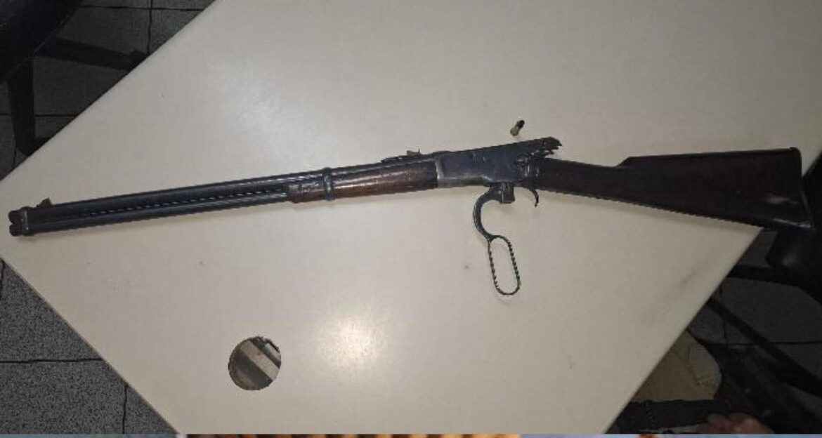 Filho reage e atira no irmão para salvar a própria mãe durante agressão