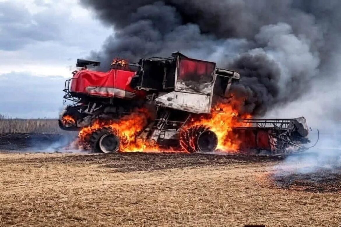 MAIS UMA COLHEITADEIRA É DESTRUÍDA POR INCÊNDIO EM PROPRIEDADE RURAL