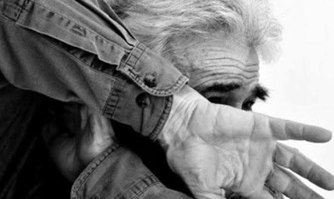 FILHO É PRESO APÓS AMEAÇAR MATAR O PRÓPRIO PAI IDOSO COM FACA.