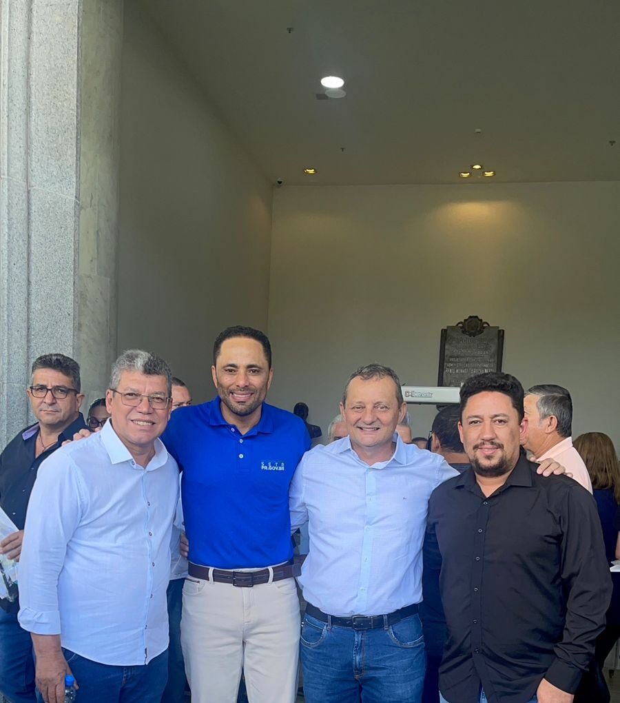 Prefeito Pedro Coelho recebe em Curitiba novo veiculo para Agencia do Trabalhador