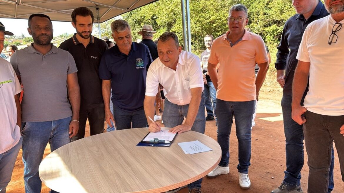 Prefeito Pedro Coelho assina ordem de serviço para pavimentação asfáltica no Jardim Galileia em Goioerê