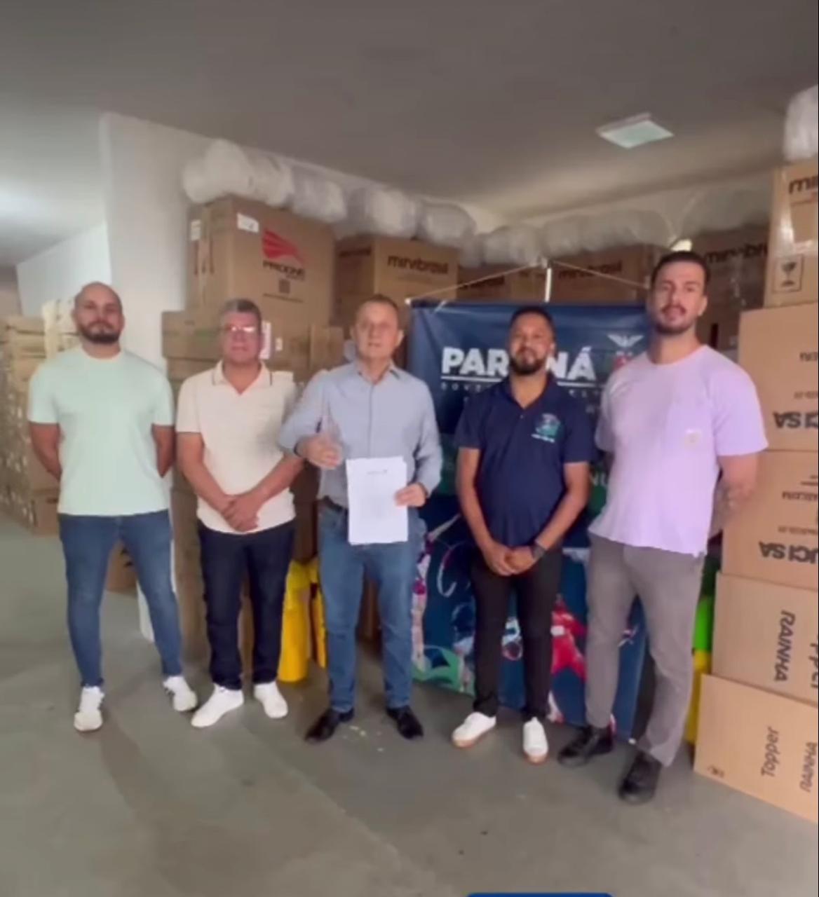 Prefeito Pedro Coelho recebe kits esportivos para escolas municipais