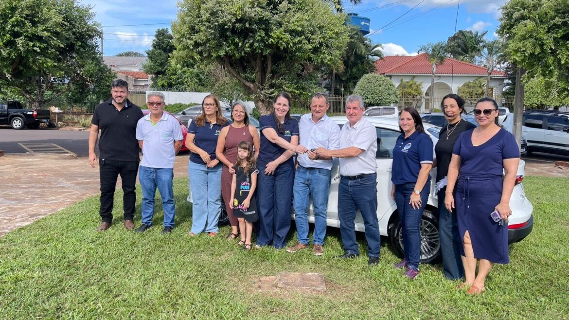Prefeito Pedro Coelho entrega veículo 0 km para APAE de Goioerê