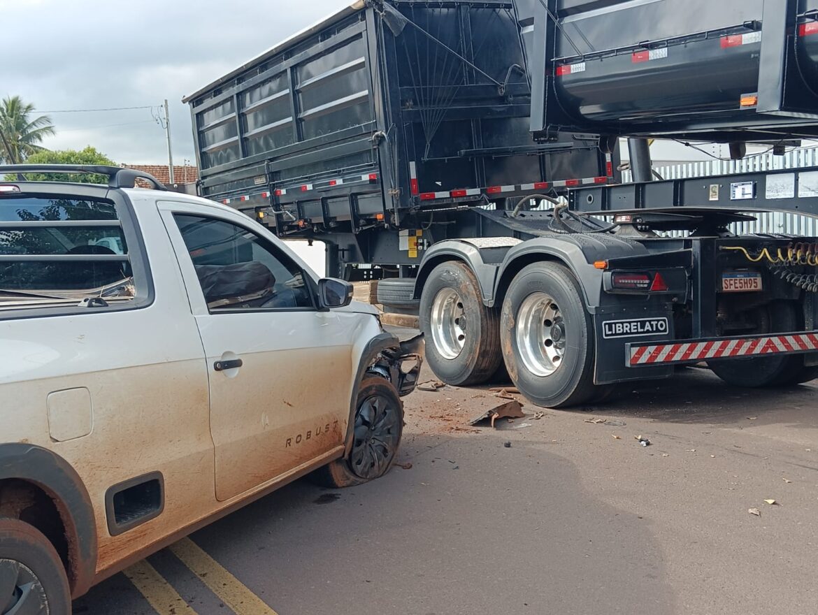 SAVEIRO COLIDE CONTRA CARRETA ESTACIONADA EM GOIOERÊ