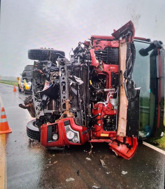 Colisão frontal deixa dois feridos na PR-340 Um grave acidente foi registrado na tarde desta quarta-feira (10) na rodovia PR-340