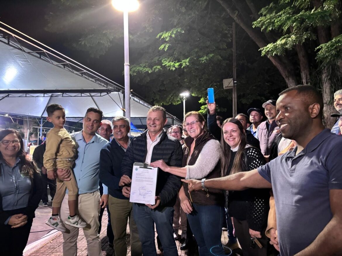 Prefeito Pedro Coelho assina Ordem de Serviço para construção da Feira do Produtor