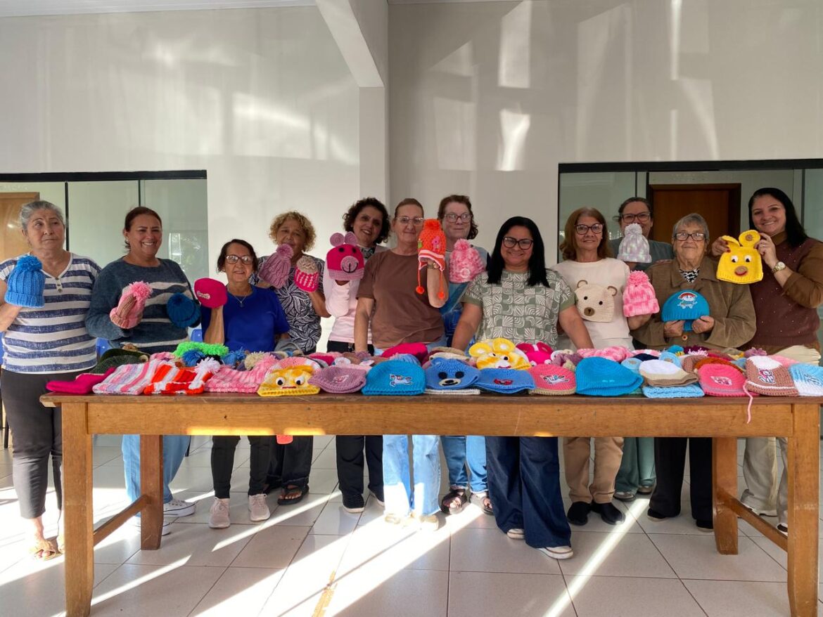 GOVERNO MUNICIPAL, Heróis de Toquinhas: idosas confeccionam toucas para crianças em tratamento contra o câncer