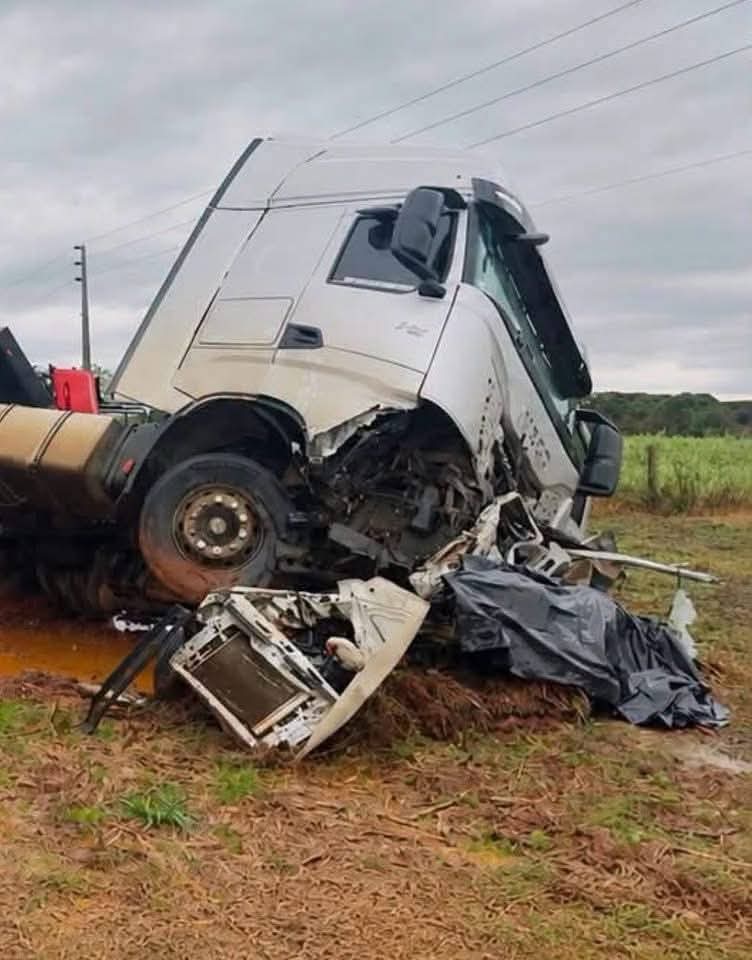A caminho do trabalho”: cinco colegas morrem após carro se partir ao meio em colisão brutal na PR-470