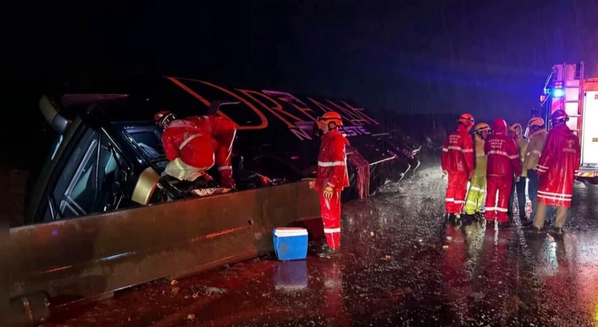 ÔNIBUS TOMBA NA BR-376 E DEIXA 10 PESSOAS FERIDAS