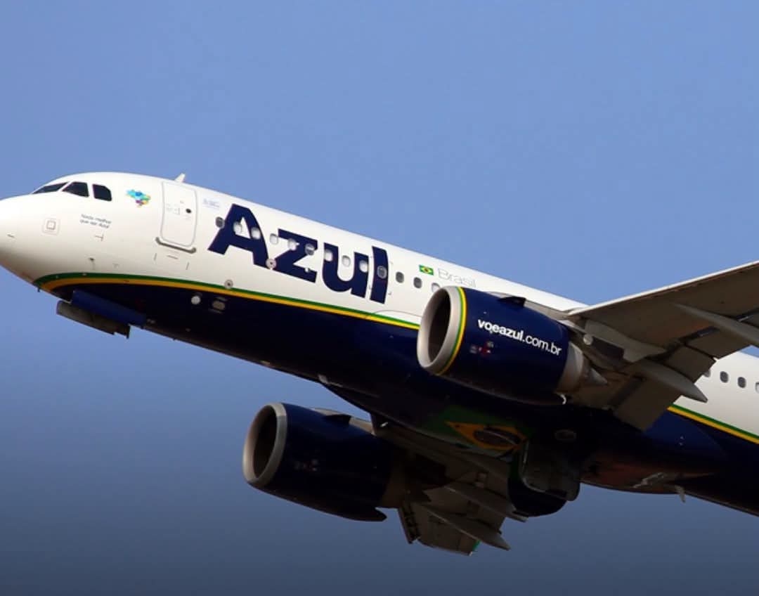 🚨AVIÃO DA AZUL ENFRENTA FORTE TURBULÊNCIA E RAIO DURANTE VOO; PASSAGEIROS RELATAM MOMENTOS DE PÂNICO